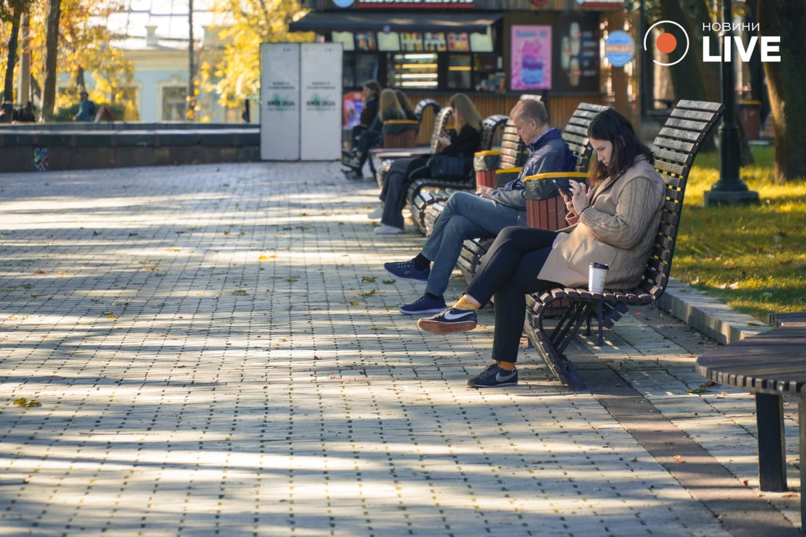 мешканці Києва на лавках