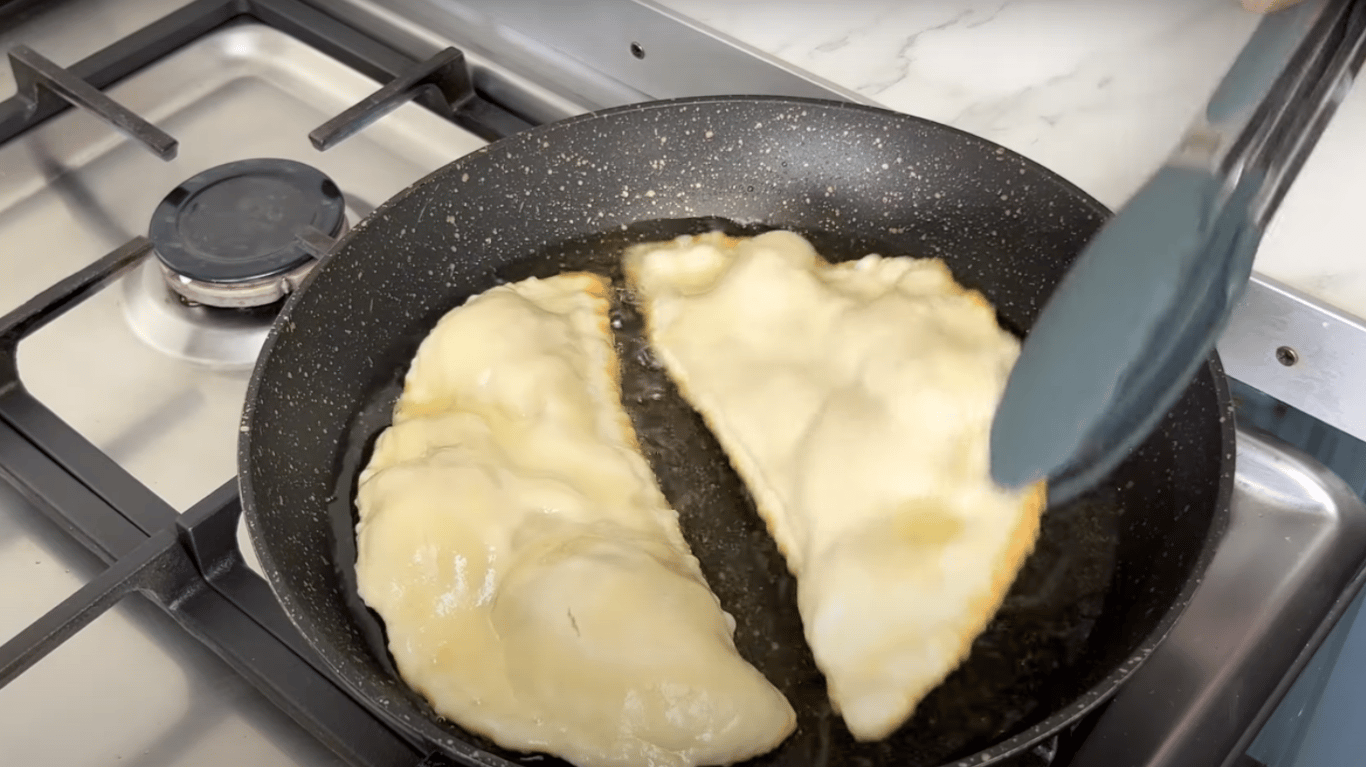 смажені чебуреки на заварному тісті