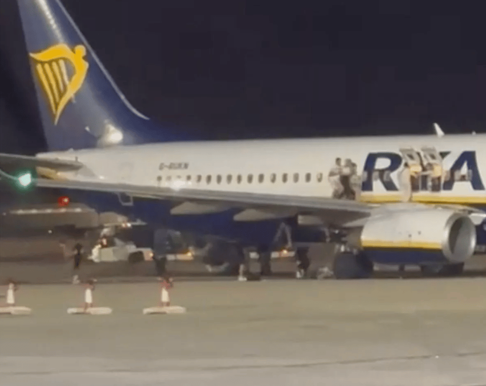 Ryanair пожежа крило стрибали люди Майорка