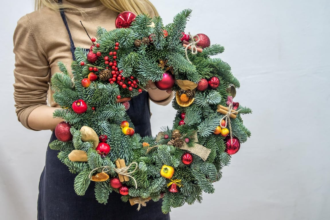 Як прикрасити двері та вхід на Новий 2025 рік