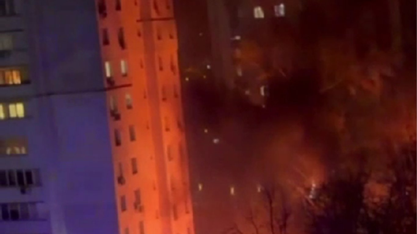 У Києві пролунали вибухи і спалахнула пожежа