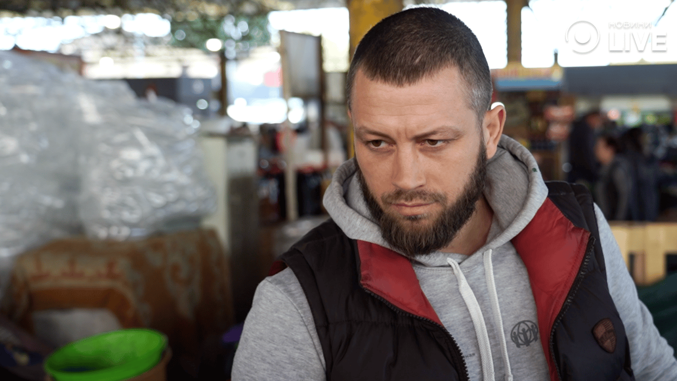 Продавець Анатолій про полуницю.