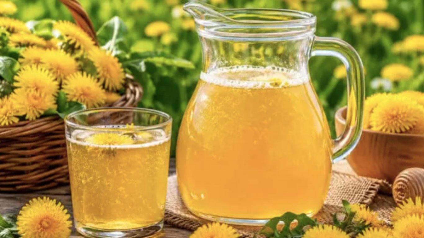 Квас з кульбаби: зробіть цей вітамінний напій поки сезон у розпалі