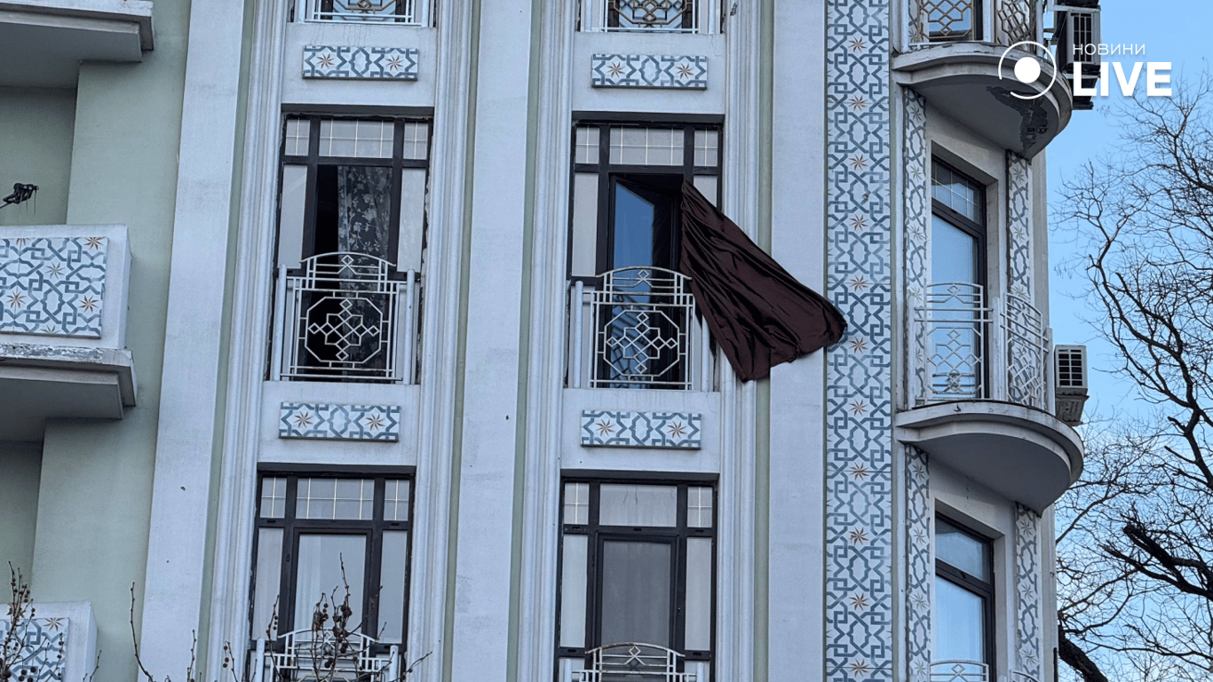 Пошкоджений фасад будинку після атаки дронів в Одесі