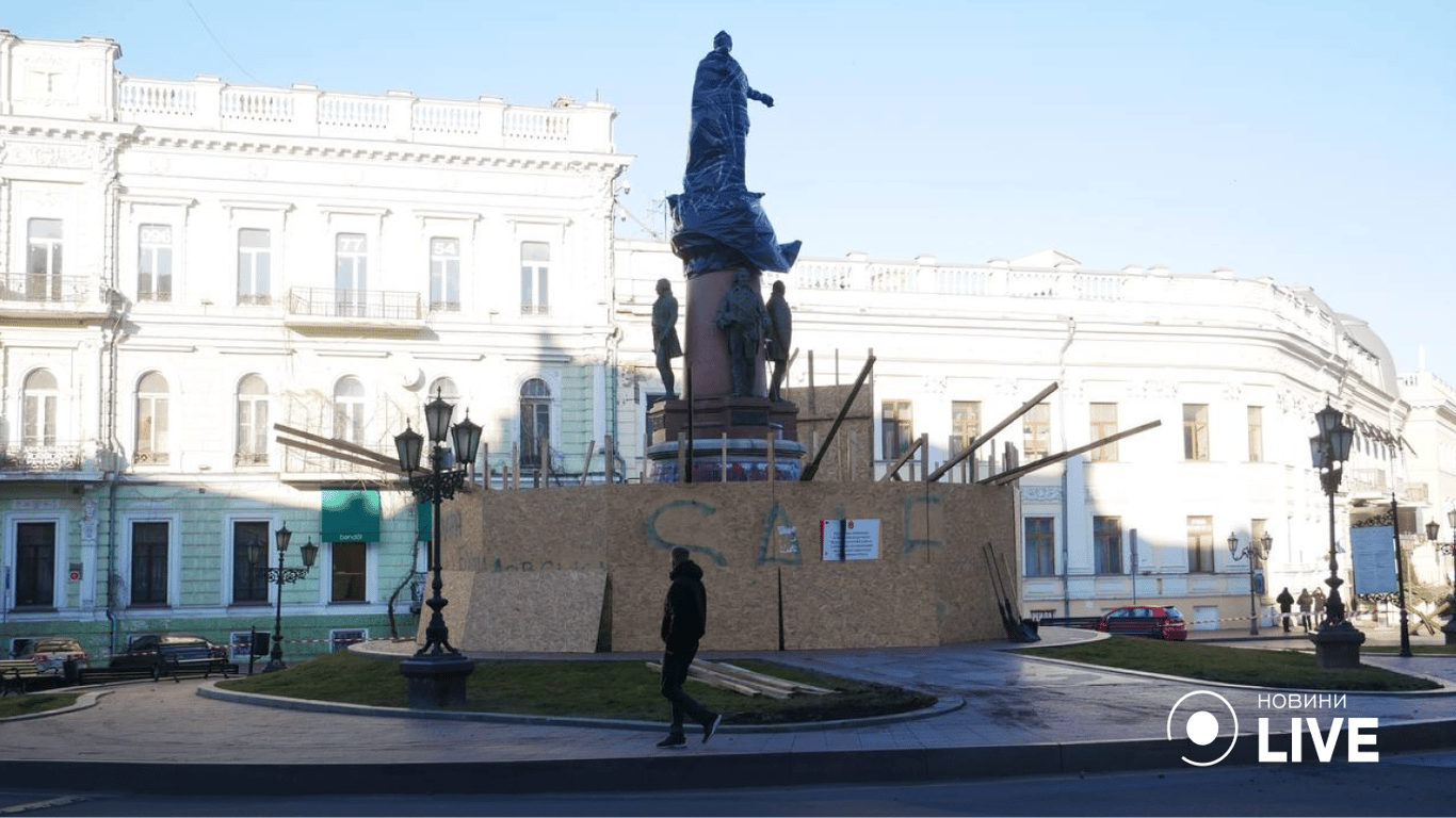 Пам’ятник Катерині ІІ почали демонтувати