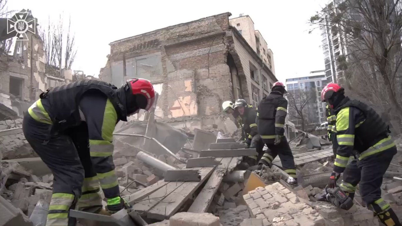 Ракетный удар по Киеву — в ГСЧС завершили спасательные работы и назвали количество пострадавших