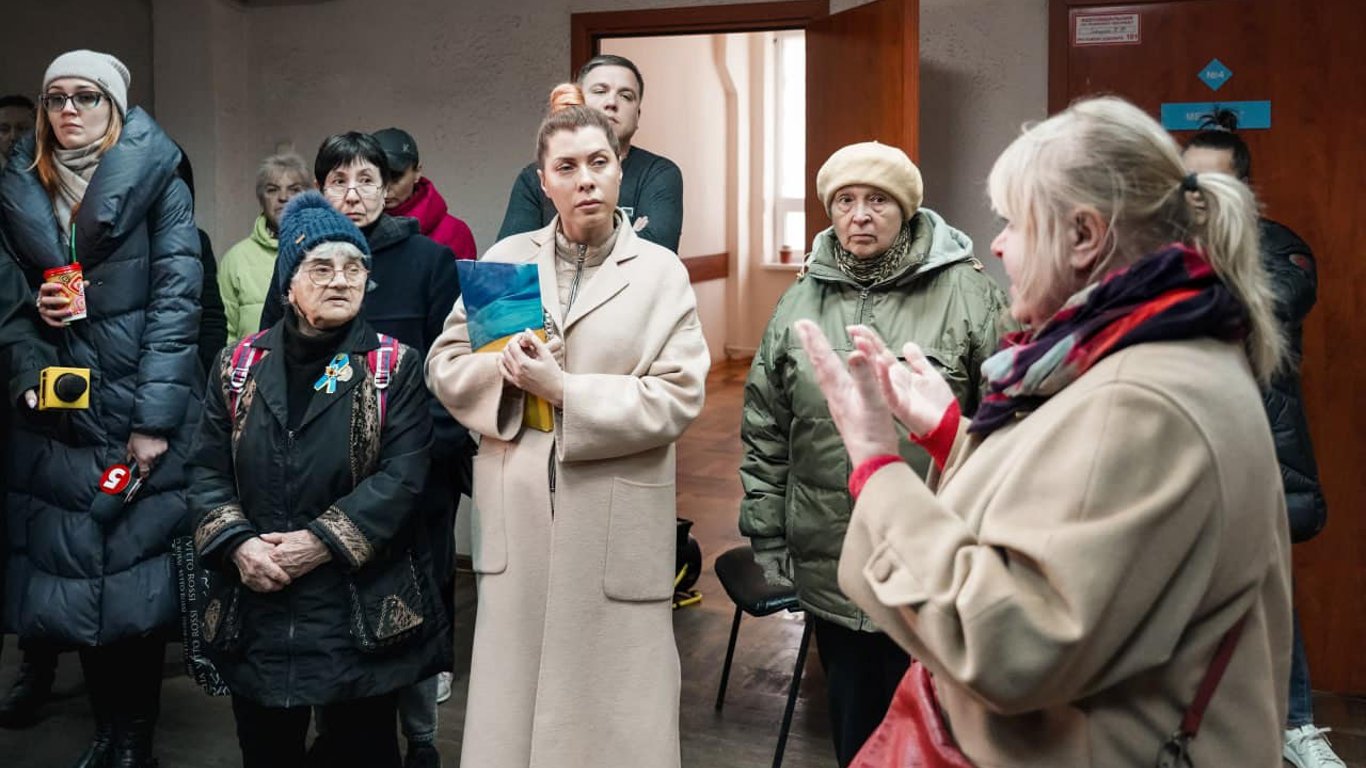 "Грибок и холод": Одесские волонтеры оценили новое помещение, которое им предложил облсовет