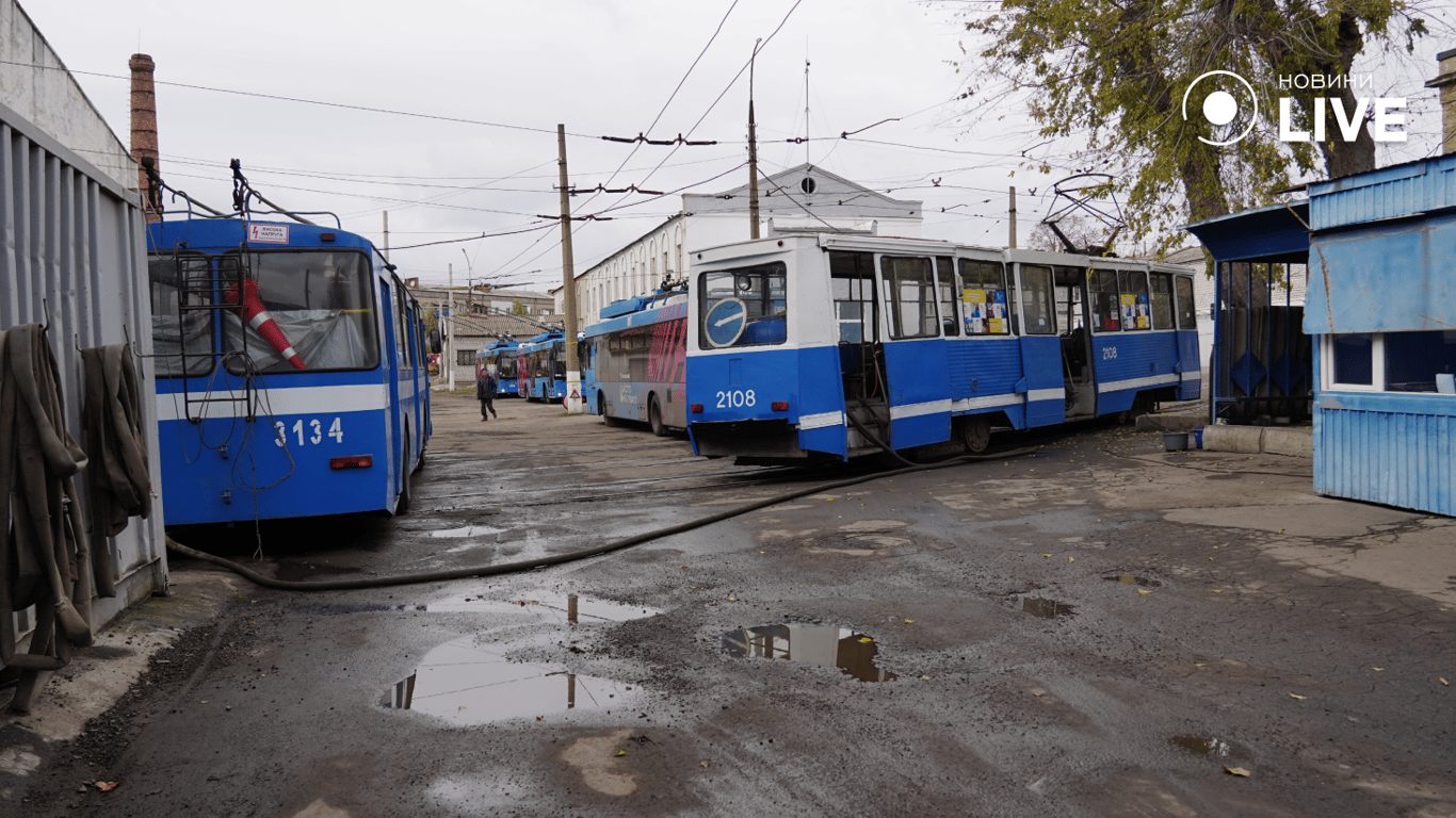 Тролейбус та трамвай, які розвозять воду. Фото: Новини.LIVE/ Юлія Браславська 