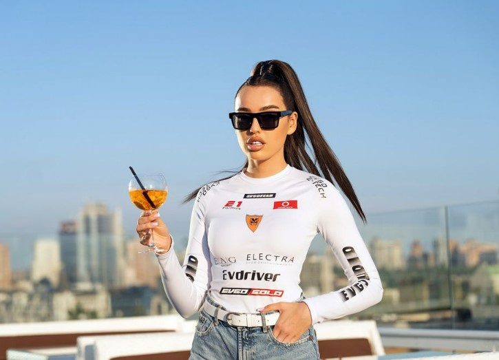 В "Холостяк 13" приняла участие подруга скандальной художницы Сони Морозюк - блогер Беспалов - фото 1