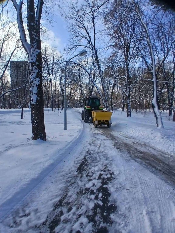 Комунальники розчищають Київ після снігопаду