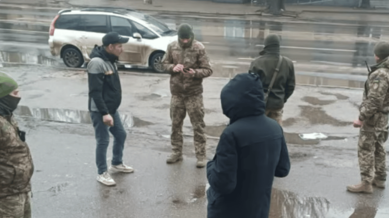 Чоловік стріляв у військових ТЦК з пістолету: як покарав суд