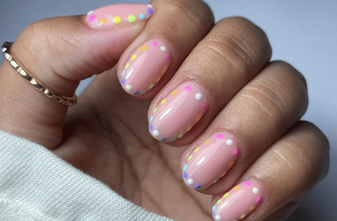 Маникюр с разноцветными горошинками