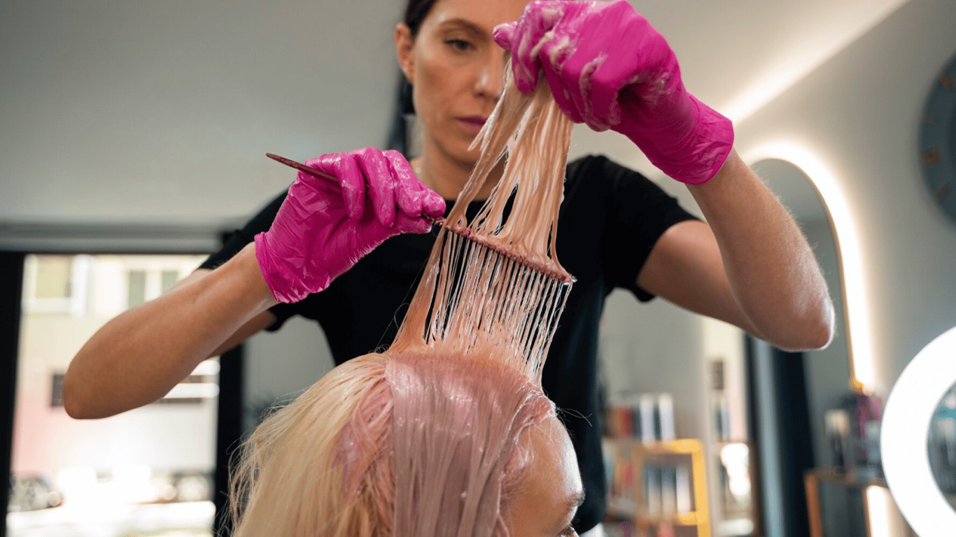 Лунный календарь окрашивания волос на декабрь 2025 — какие даты неблагоприятны