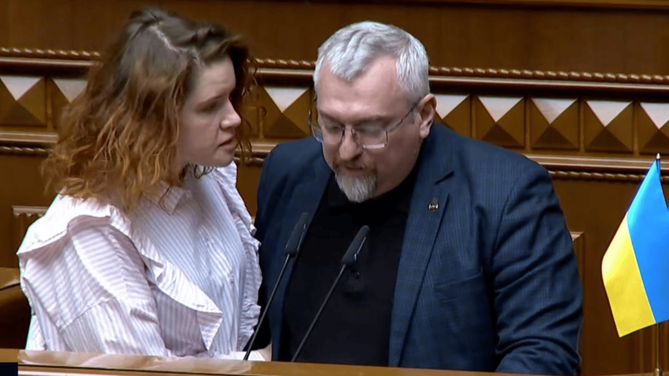 Безуглая набросилась на нардепа и сломала микрофон в Раде: видео