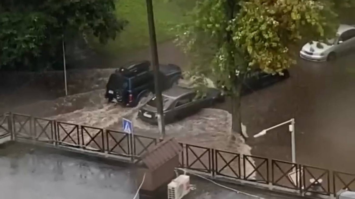 Во Львове потоп после ливня: "поплыли" улицы и торговый центр