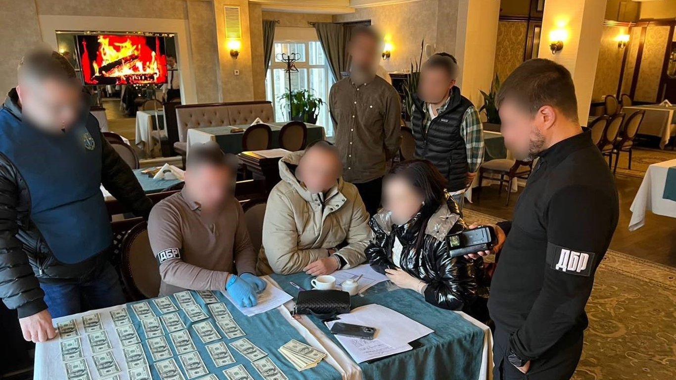 Во Львовской области поймали сотрудника таможни во время получения взятки
