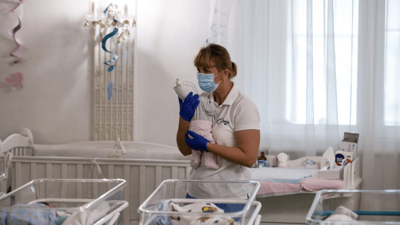 Допомога при народженні дитини в Україні — скільки платять у 2024 році