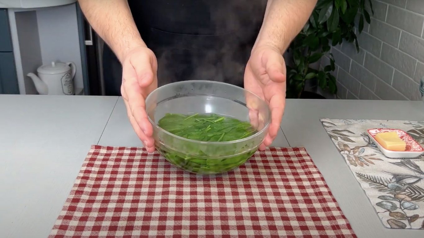 смачний омлет зі шпинатом 