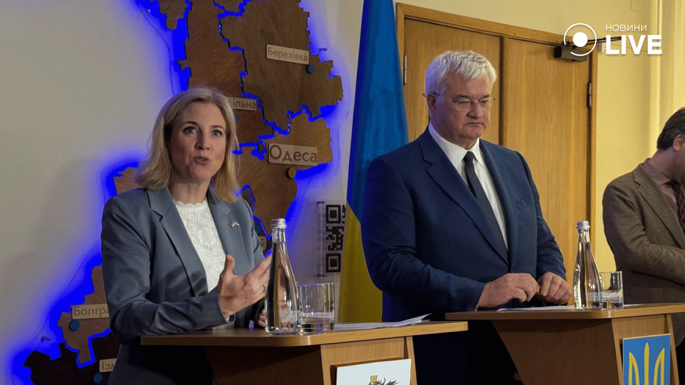 Міністерка Австрії Беати Майнль-Райзінгер разом із міністром закордонних справ України Андрієм Сибігою в Одесі. 