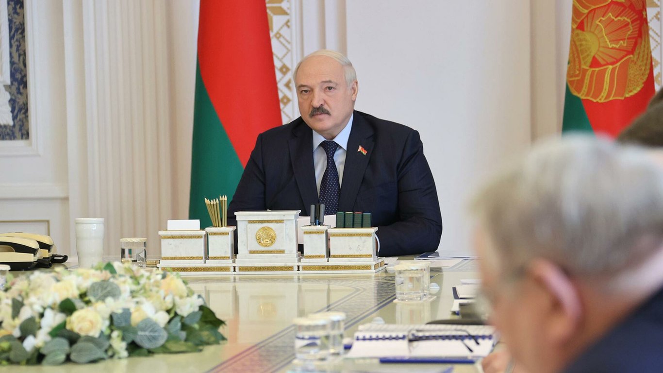 Лукашенко істерично облаяв Зеленського через атаку на аеродром і кинув йому виклик