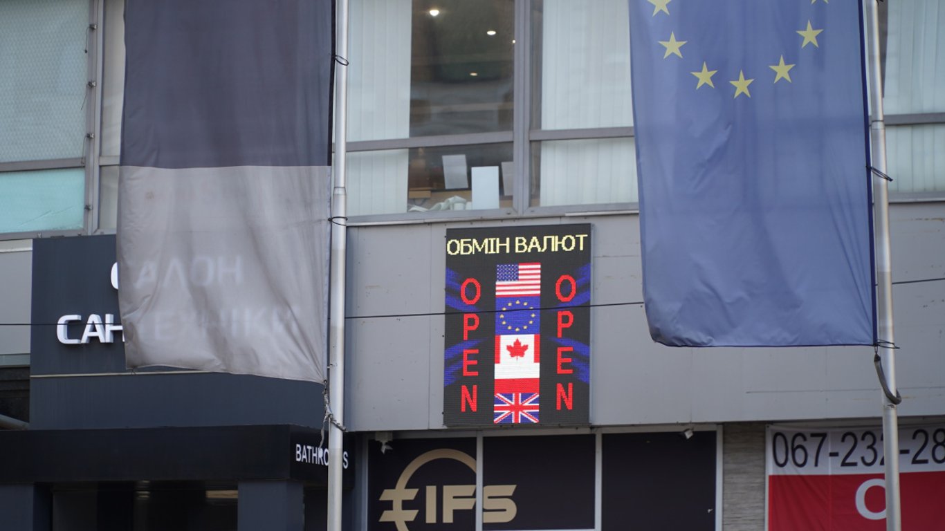 Курс євро в Україні грає за своїми правилами: що буде з валютою наприкінці квітня