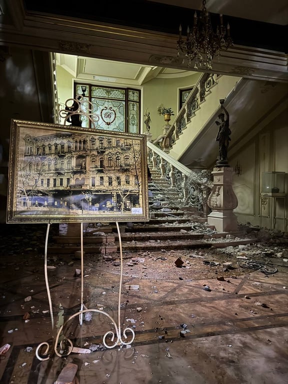 Зруйновані сходи в готелі