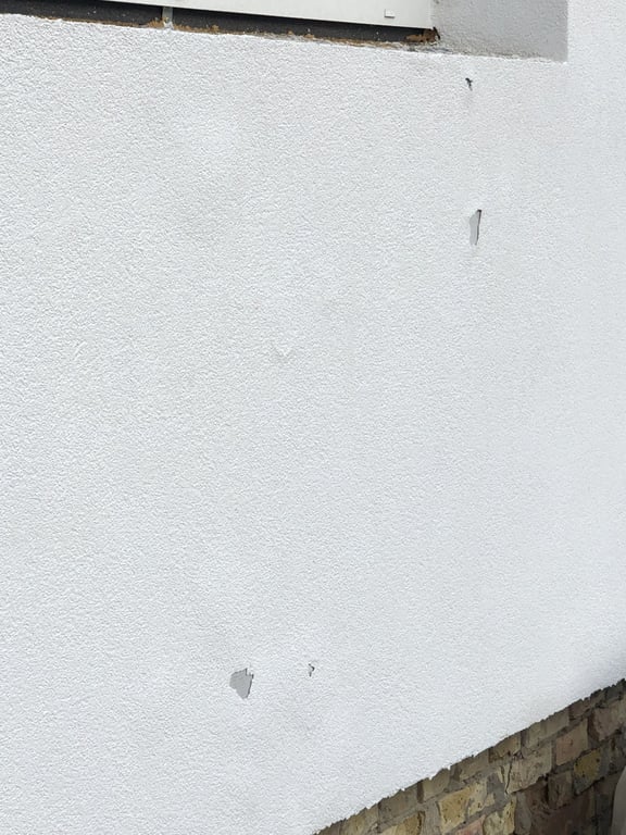 Пошкоджений будинок в Ірпені