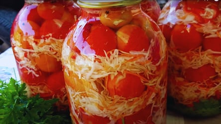 Бабушка поделилась невероятно вкусным рецептом помидор на зиму - 285x160