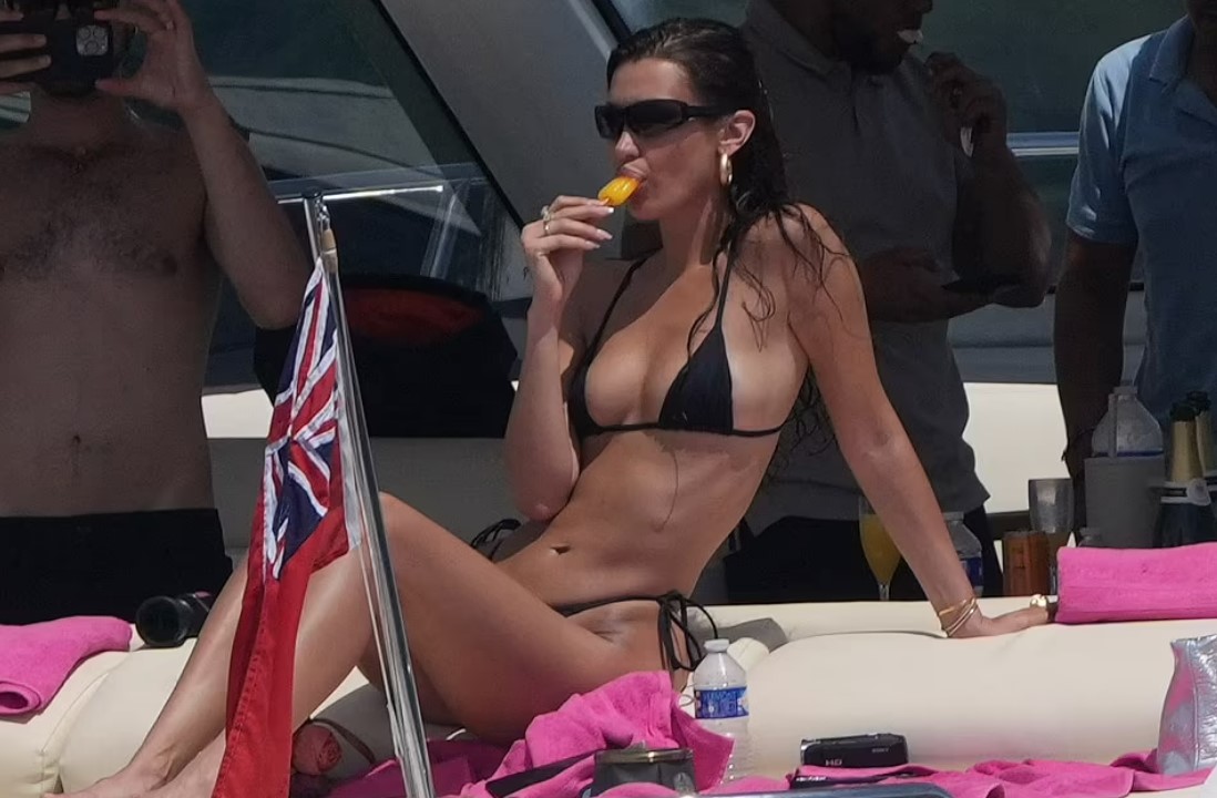 Белла Хадід смакує морозиво на яхті