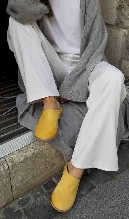 Яскраве взуття може стати цікавим акцентом в образі