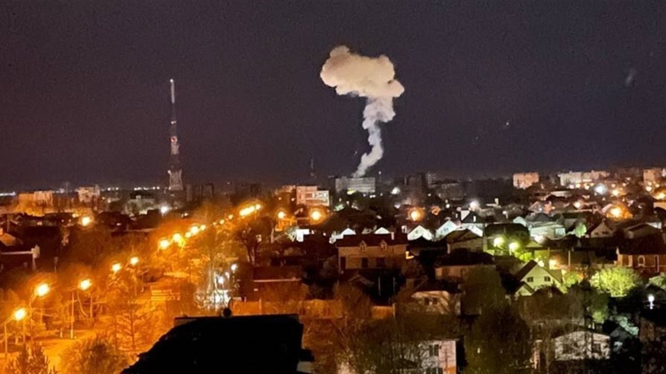 В Херсоні пролунало кілька потужних вибухів 12 січня