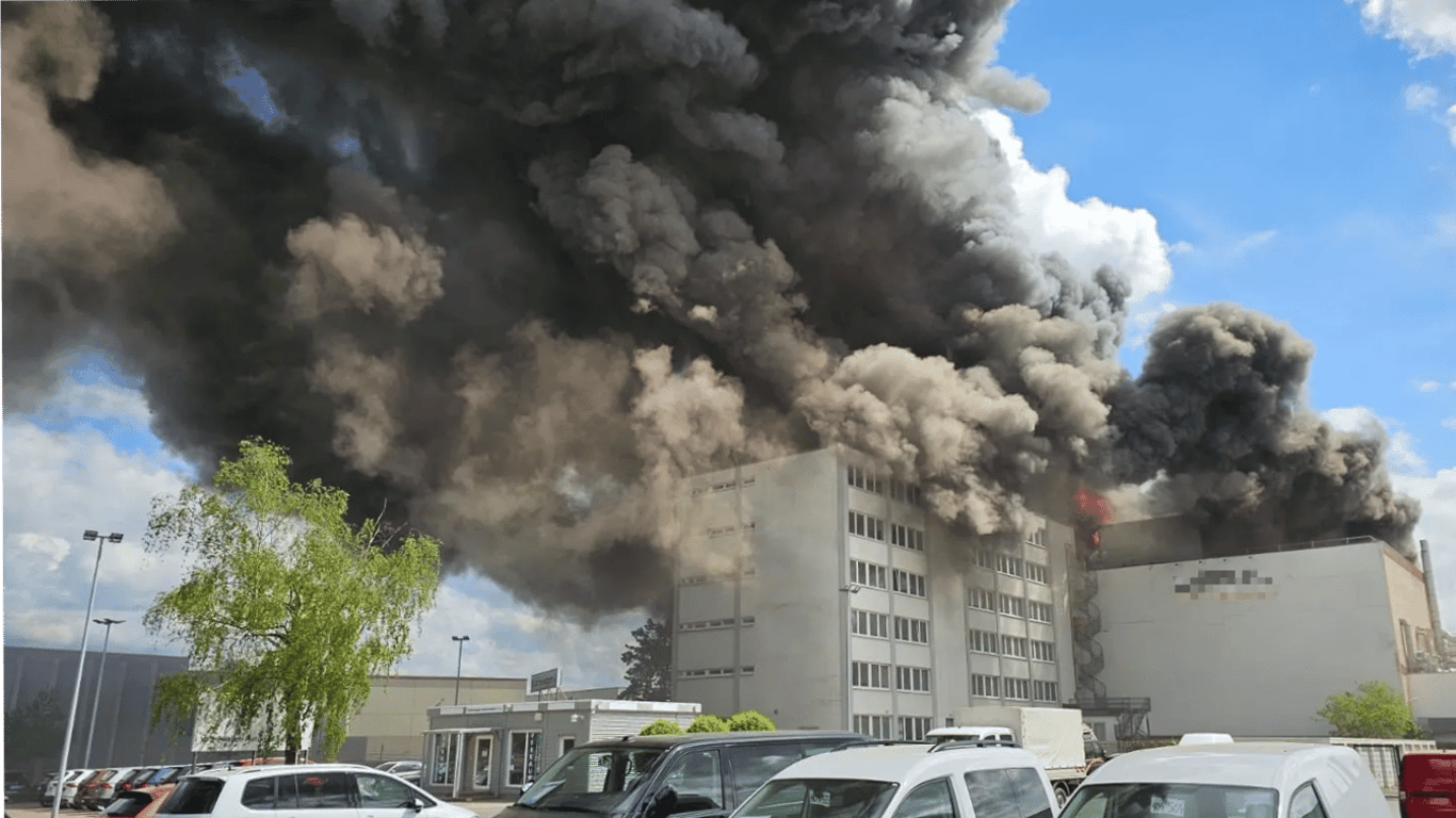 У Берліні досі не загасили вогонь на металургійному заводі