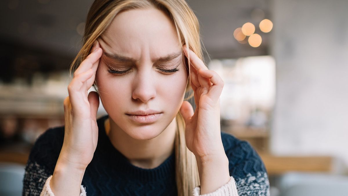 Дівчина страждає на головний біль