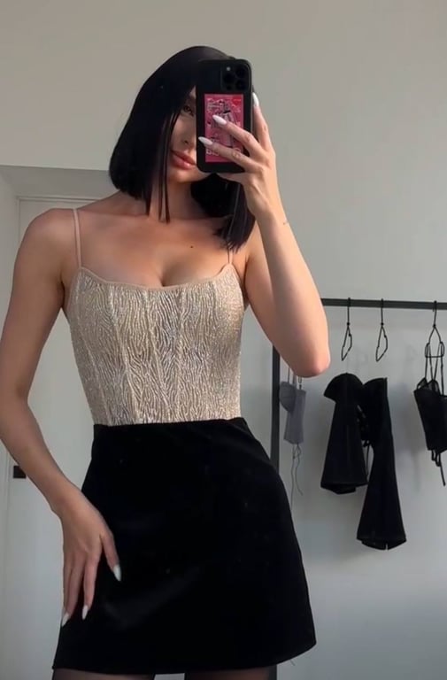 Жінка в корсеті має привабливий вигляд