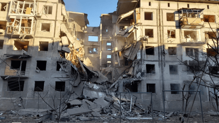 РФ зруйнувала багатоповерхівку й вбила людей на Донеччині — фото - 285x160