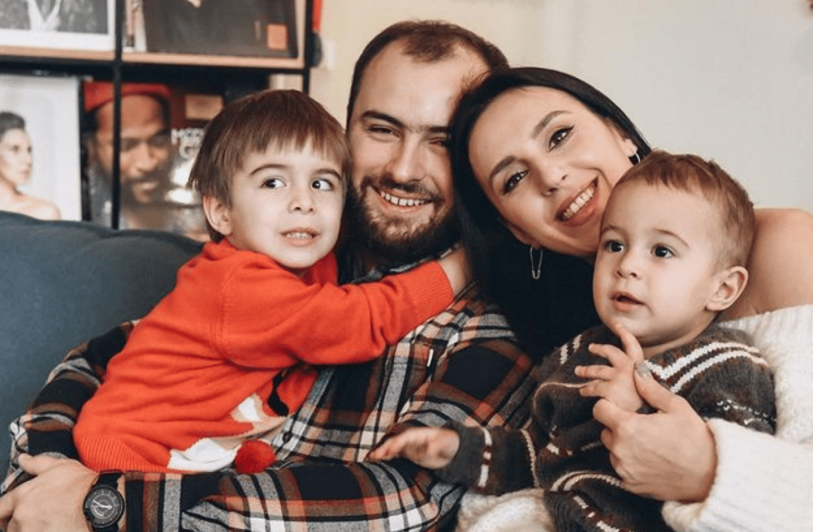 Джамала со своим мужем и сыновьями