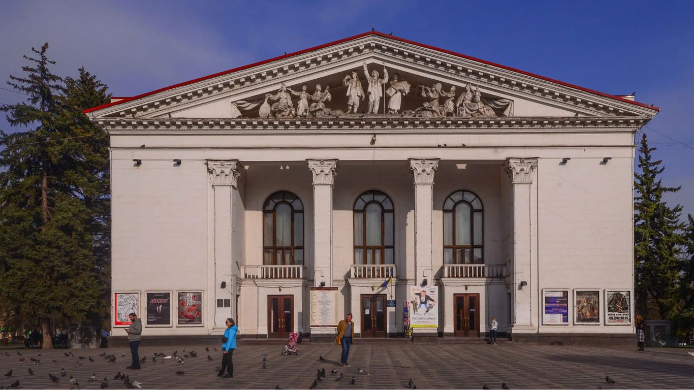 Андрющенко показав, який вигляд має драматичний театр у Маріуполі сьогодні