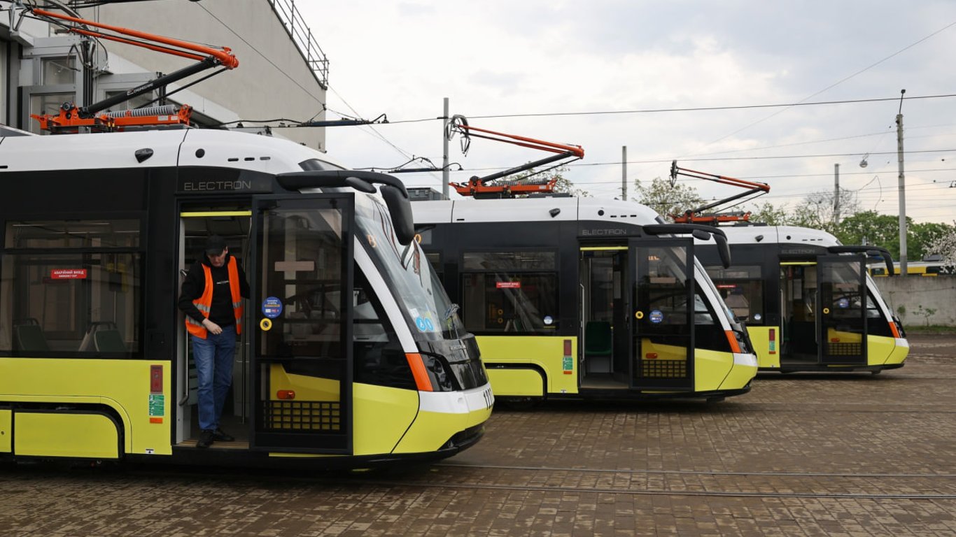 До Львова прибули десять нових трамваїв від Євроінвестбанку — де курсуватиме новий транспорт