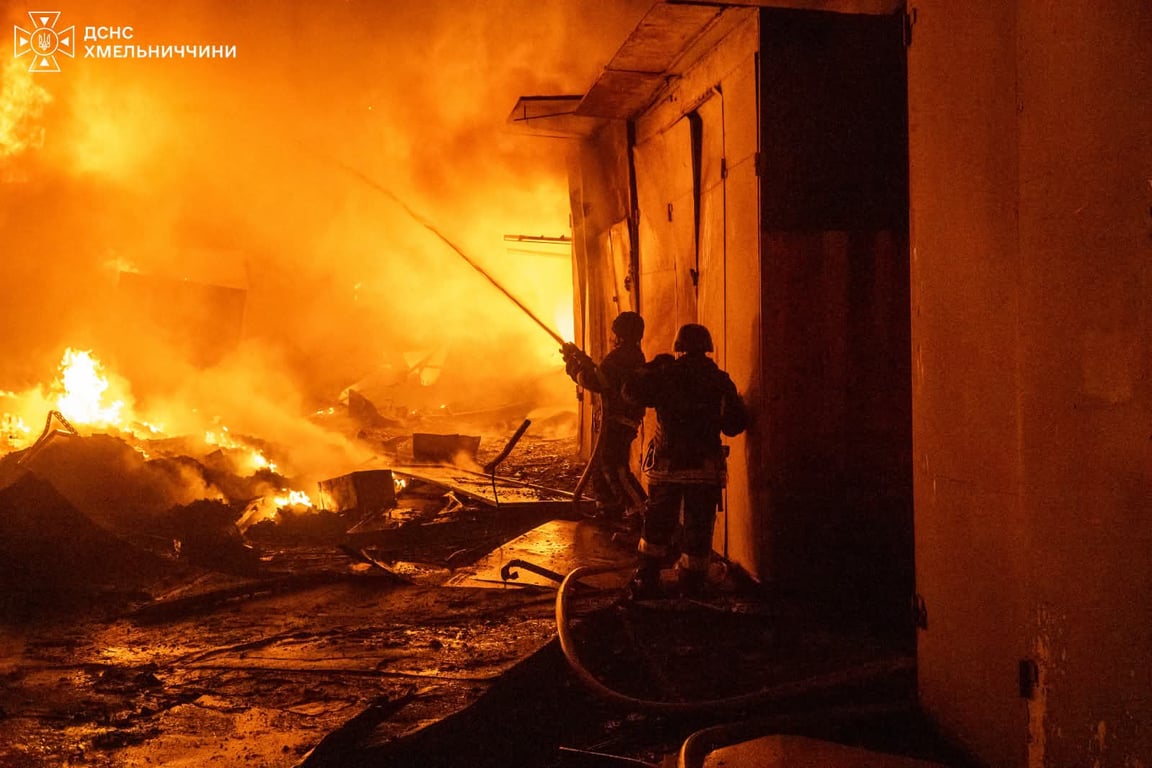 Рятувальники гасять пожежу у Хмельницькому після обстрілу вночі 10 вересня 2026 року