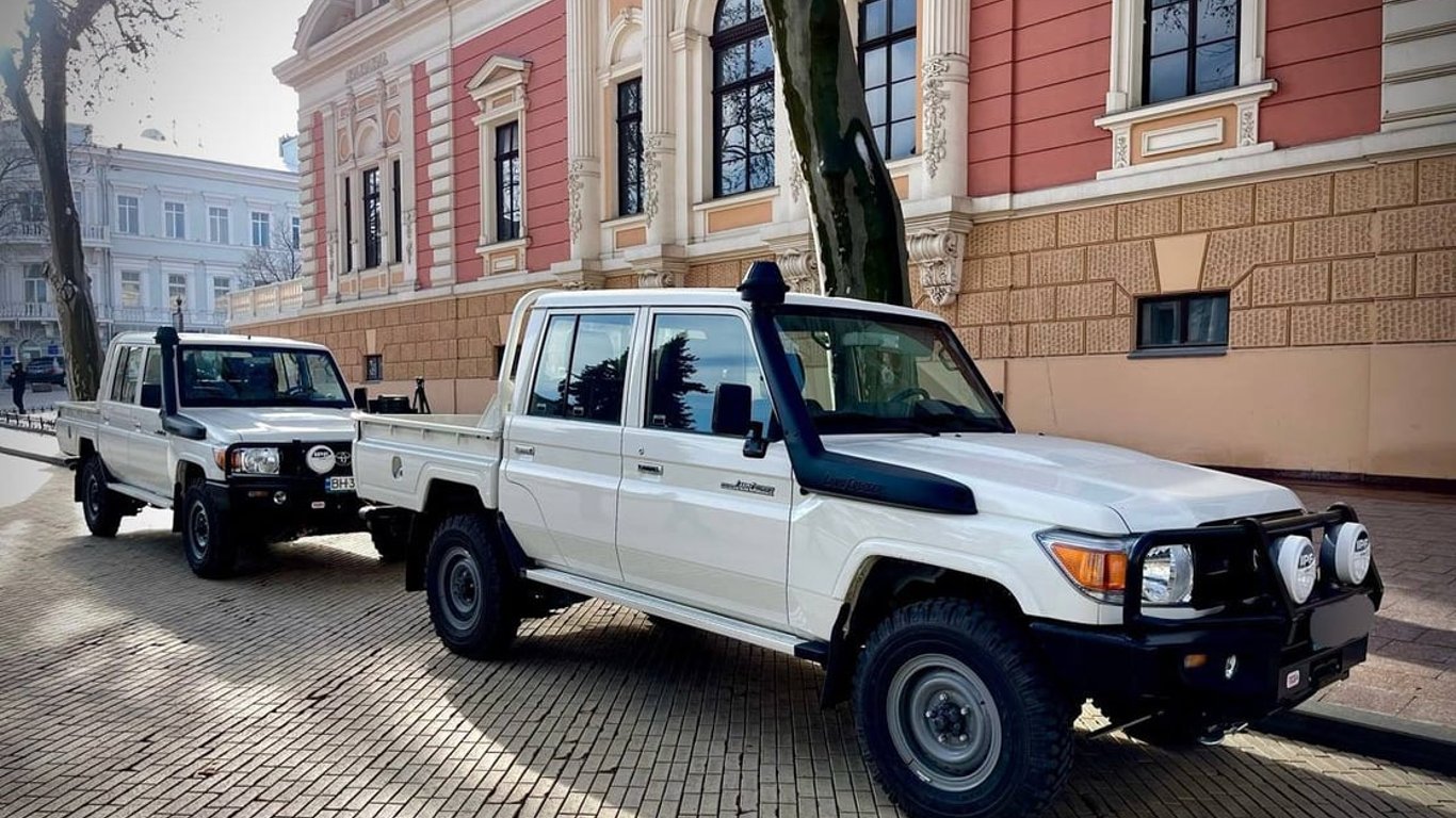 Для пошуку загиблих: Одеса передала українським захисникам позашляховики