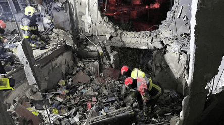 Атака РФ уничтожила квартиру в Киеве — фоторепортаж с места удара - 290x166