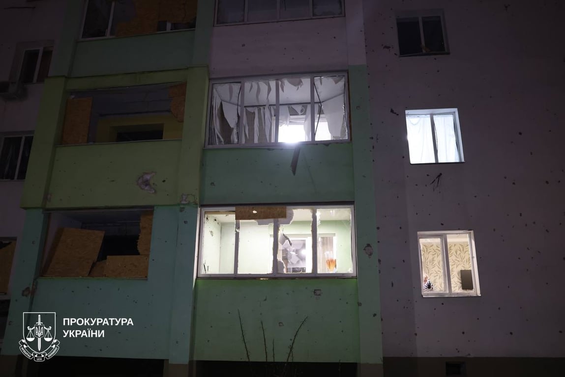 Дом с выбитыми после обстрела вечером 9 марта 2026 года окнами