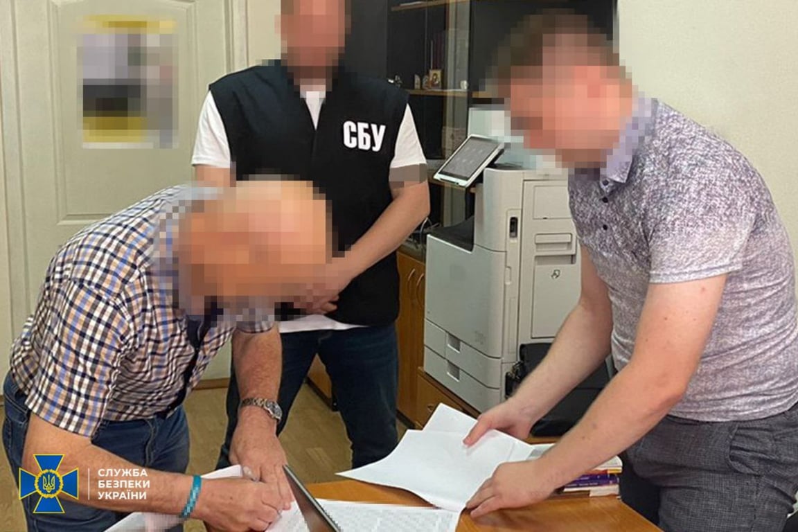 Співробітники СБУ та затримані фігуранти, які допомагали ухилянтам