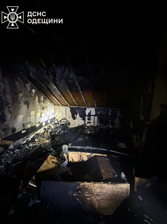 В Одесі палав житловий будинок — фотографії наслідків - фото 2