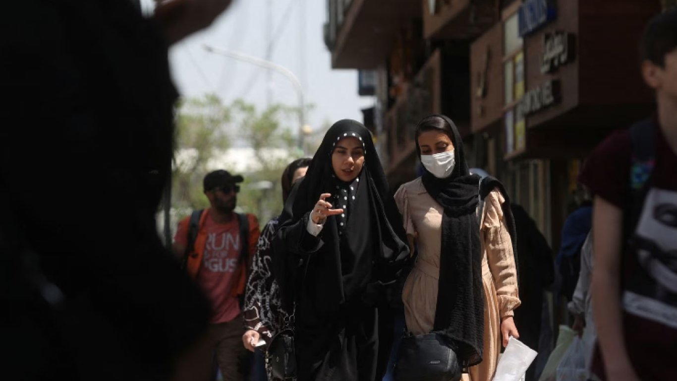 В Ірані судитимуть людей, які закликають жінок не носити хіджаб