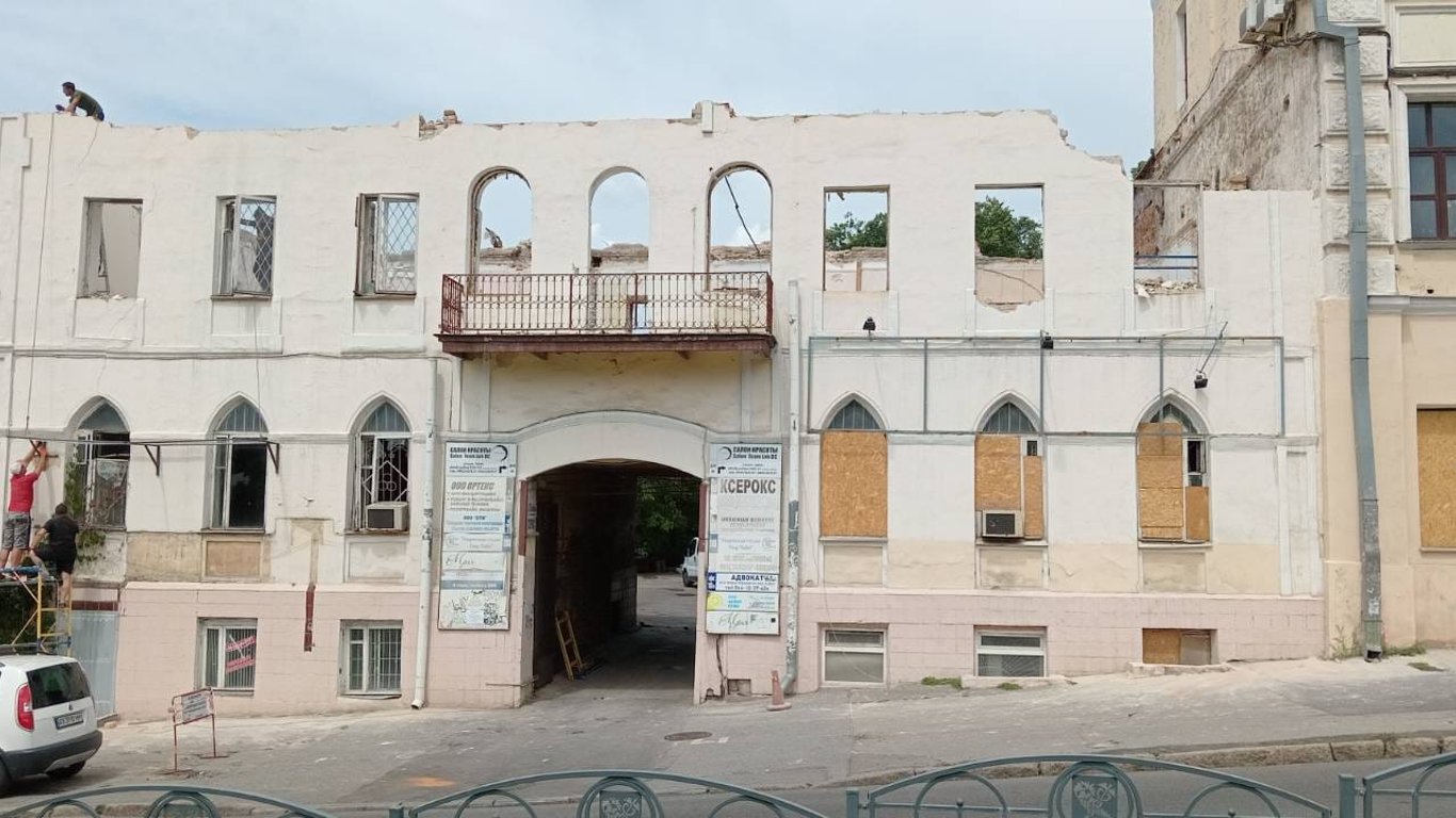 У Харкові зупинили незаконну руйнацію старовинного маєтку, яким володіє митрополит УПЦ МП