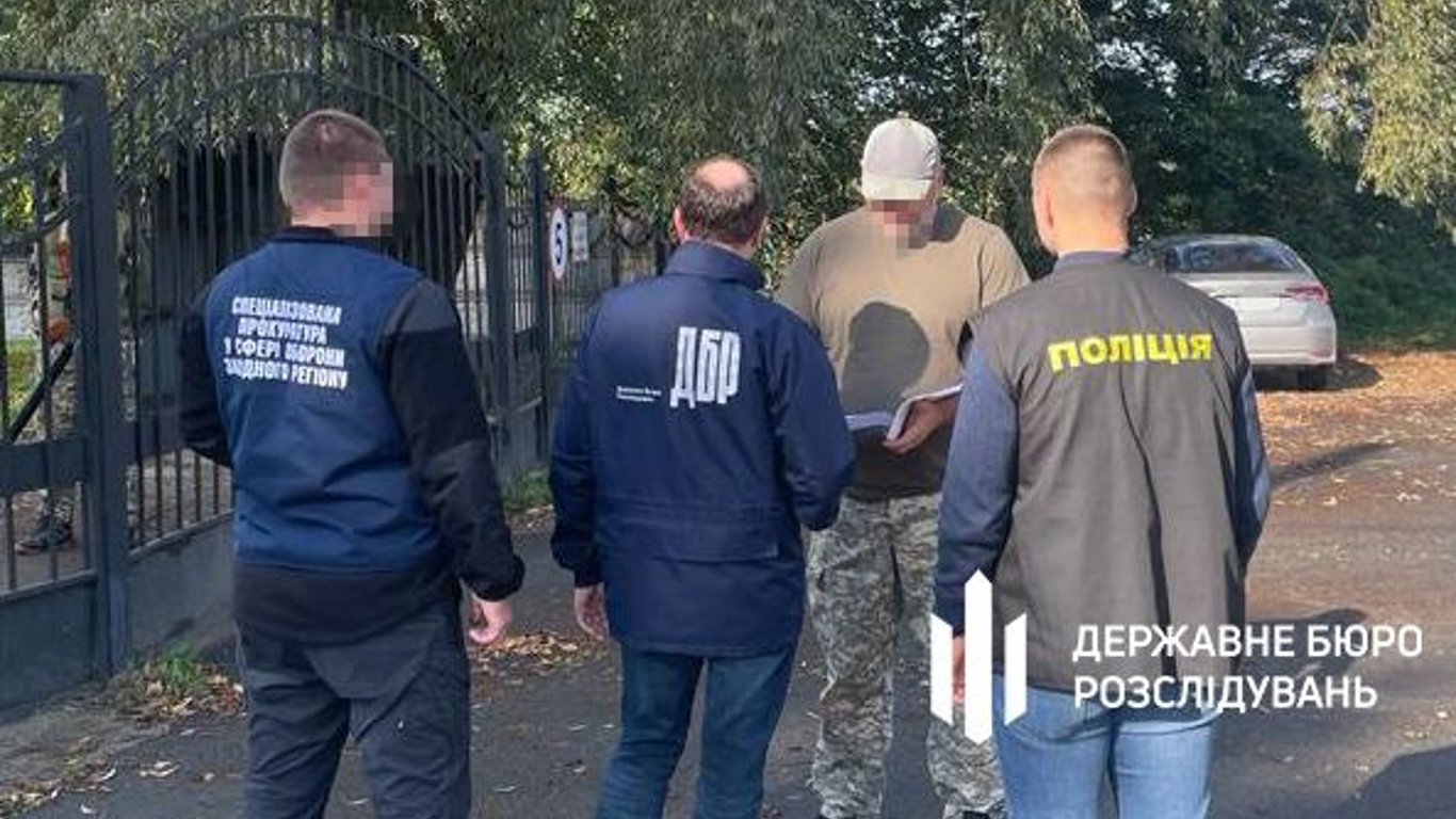 Суд відправив під варту працівника ТЦК, який взяв на фіктивну службу професійних футболістів