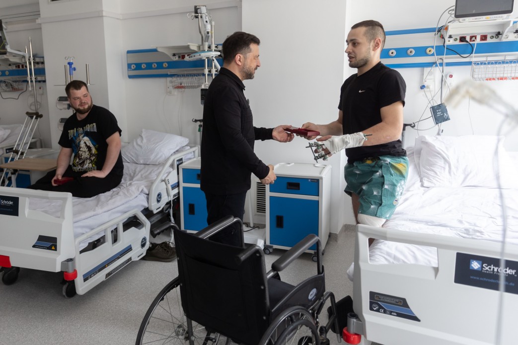 Президент України Володимир Зеленський нагороджує пораненого військового у лікарні в Рівненській області 22 травня