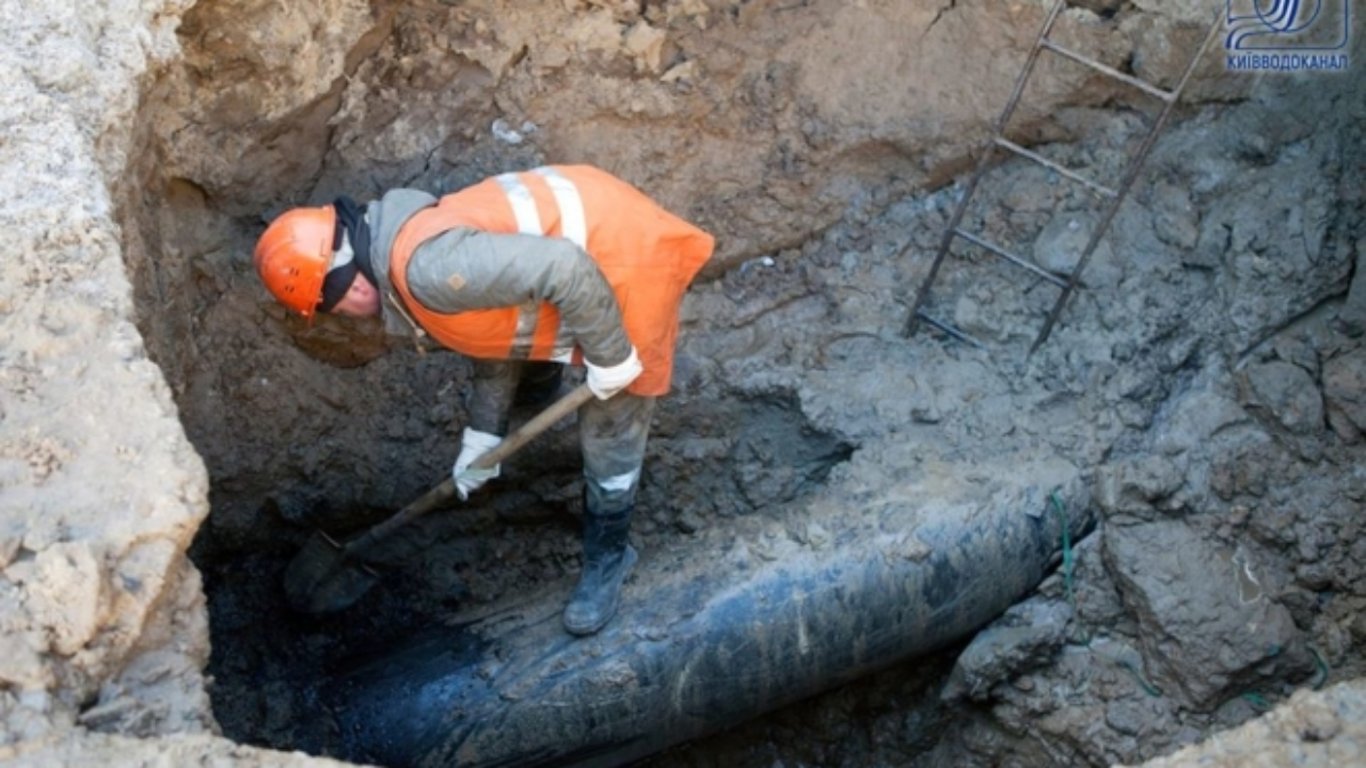 У Києві через інцидент з водогоном сотні жителів лишись без води: у чому причина