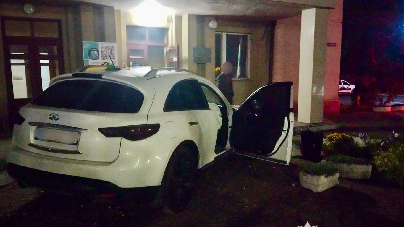 На Одещині водій напідпитку протаранив адмінбудівлю